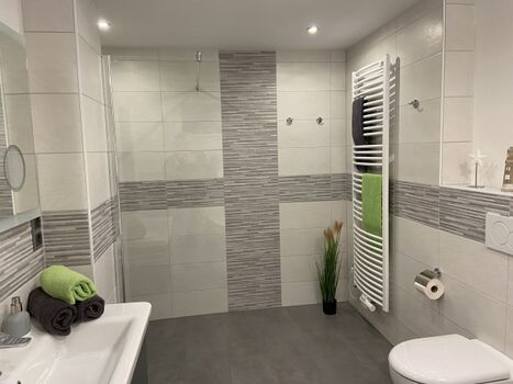 bad mit Bodengleicher Duscheund Handtuchheizung im Obergeschoss