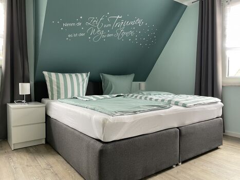 Schlafzimmer mit Boxspringbett 180x200 im Obergeschoss