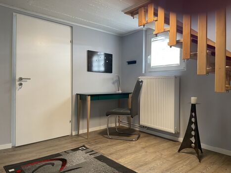 kleiner Arbeitsplatz im Eingangsbereich im Untergeschoss