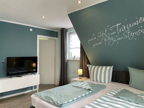 Schlafzimmer mit Boxspringbett 180x200 mit Zugang zum Bad im Obergeschoss