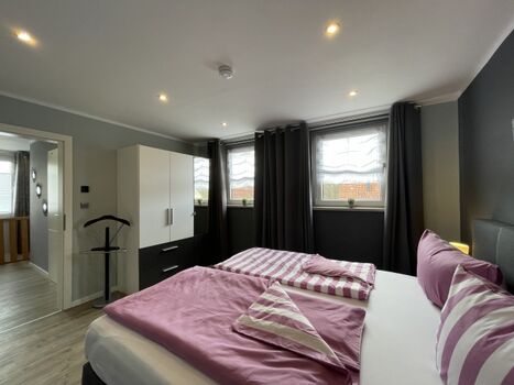 zweites Schlafzimmer mit Boxspringbett 180x200 im Obergeschoss