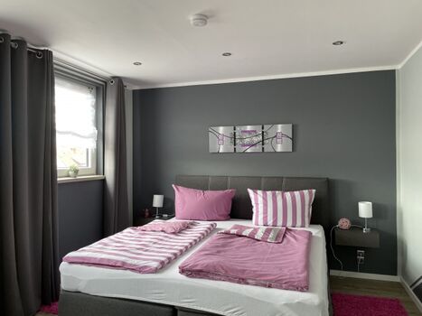 zweites Schlafzimmer mit Boxspringbett 180x200 im Obergeschoss