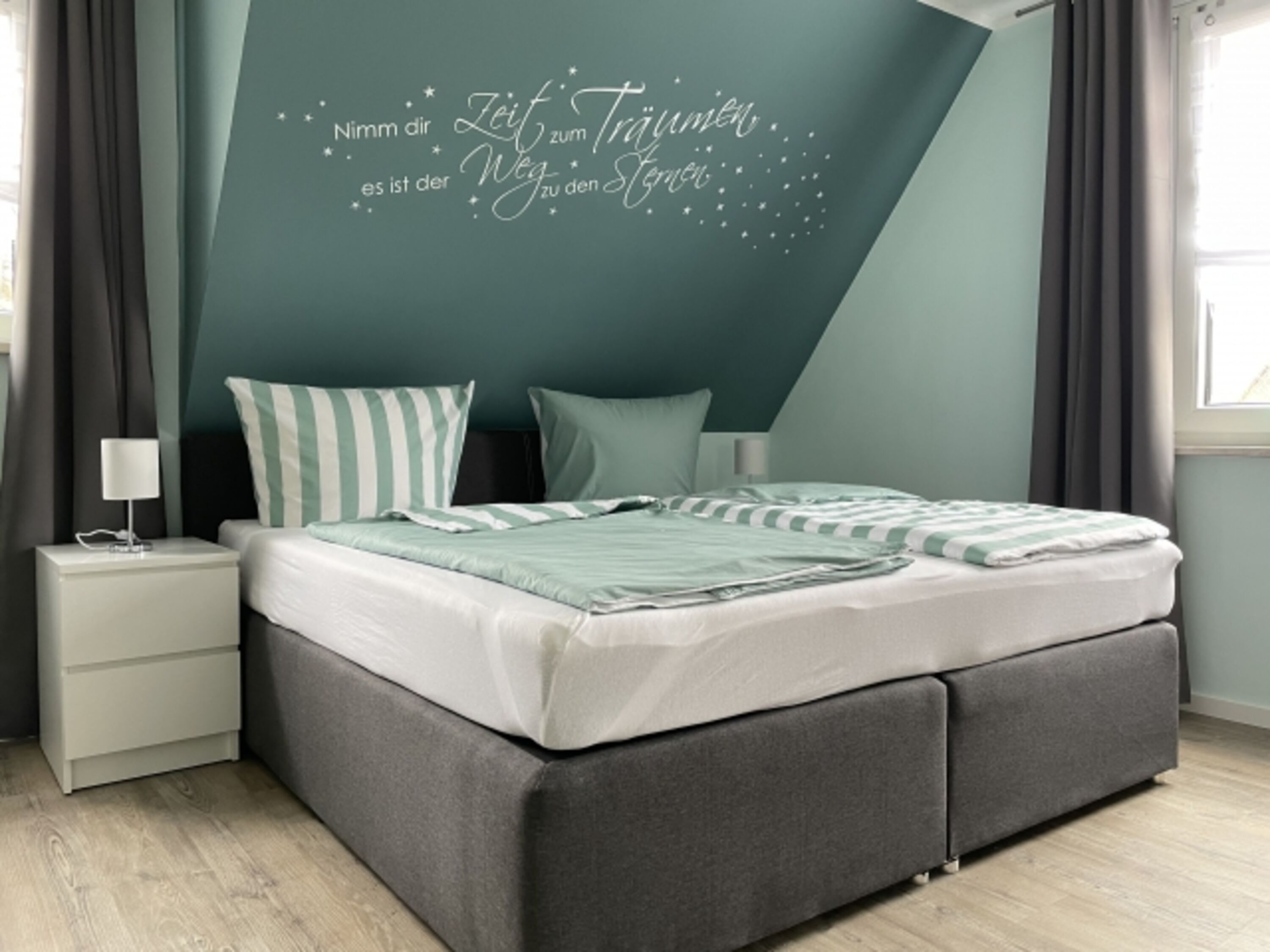 Schlafzimmer mit Boxspringbett 180x200 im Obergeschoss