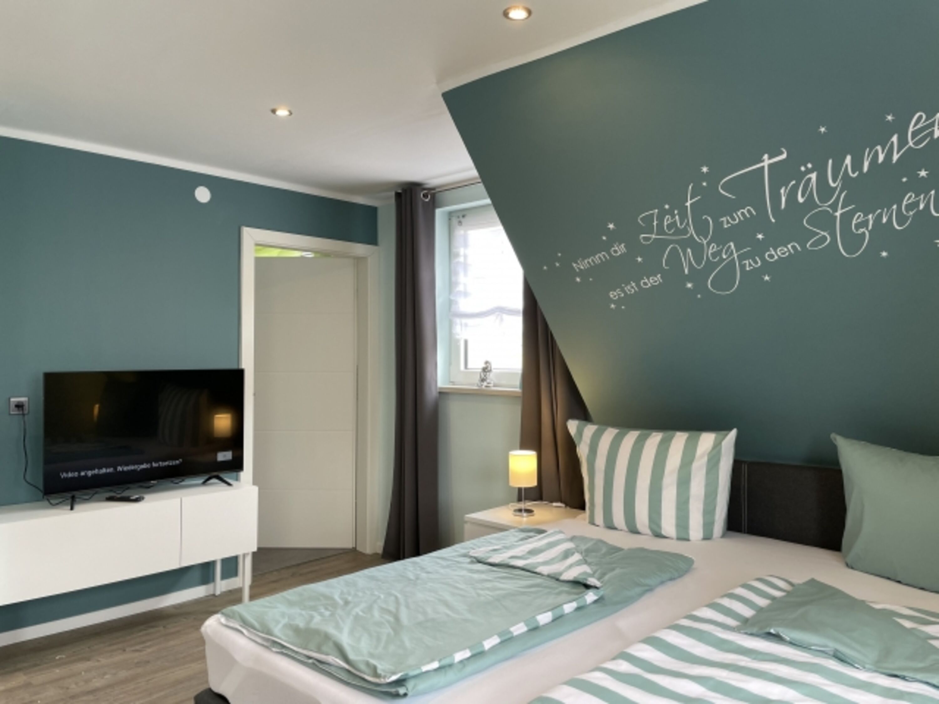 Schlafzimmer mit Boxspringbett 180x200 mit Zugang zum Bad im Obergeschoss