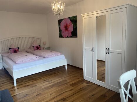 Schlafzimmer mit Doppelbett