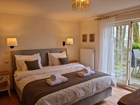 Romantisches  Schlafzimmer mit Terasse und Bad im Gartengeschoß