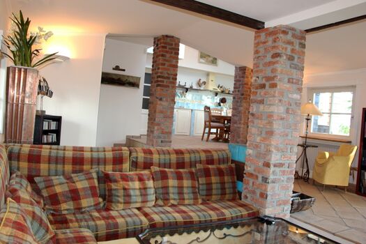 Wohnzimmer - Blick vom Kamin zur Küche