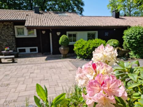Ferienhaus Vogelsbergblick Haus und Parkplatz