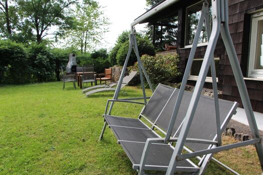 Hollywoodschaukel und Grillplatz im Garten