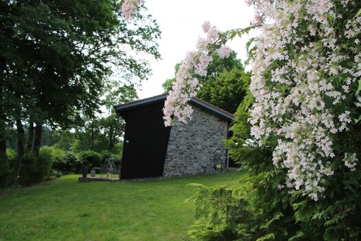 Spielwiese im 1700 m² großen Garten, Blick auf das Haus