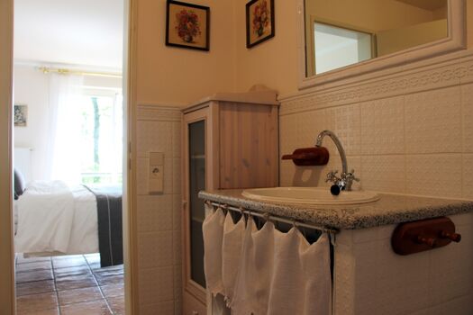 Bad mit Badewanne neben dem romantischen Schlafzimmer