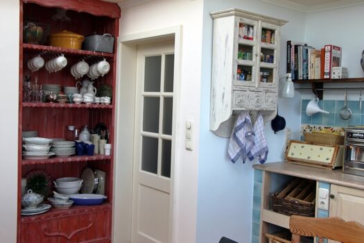 Küche und der Eingang zum Garderobenzimmer 