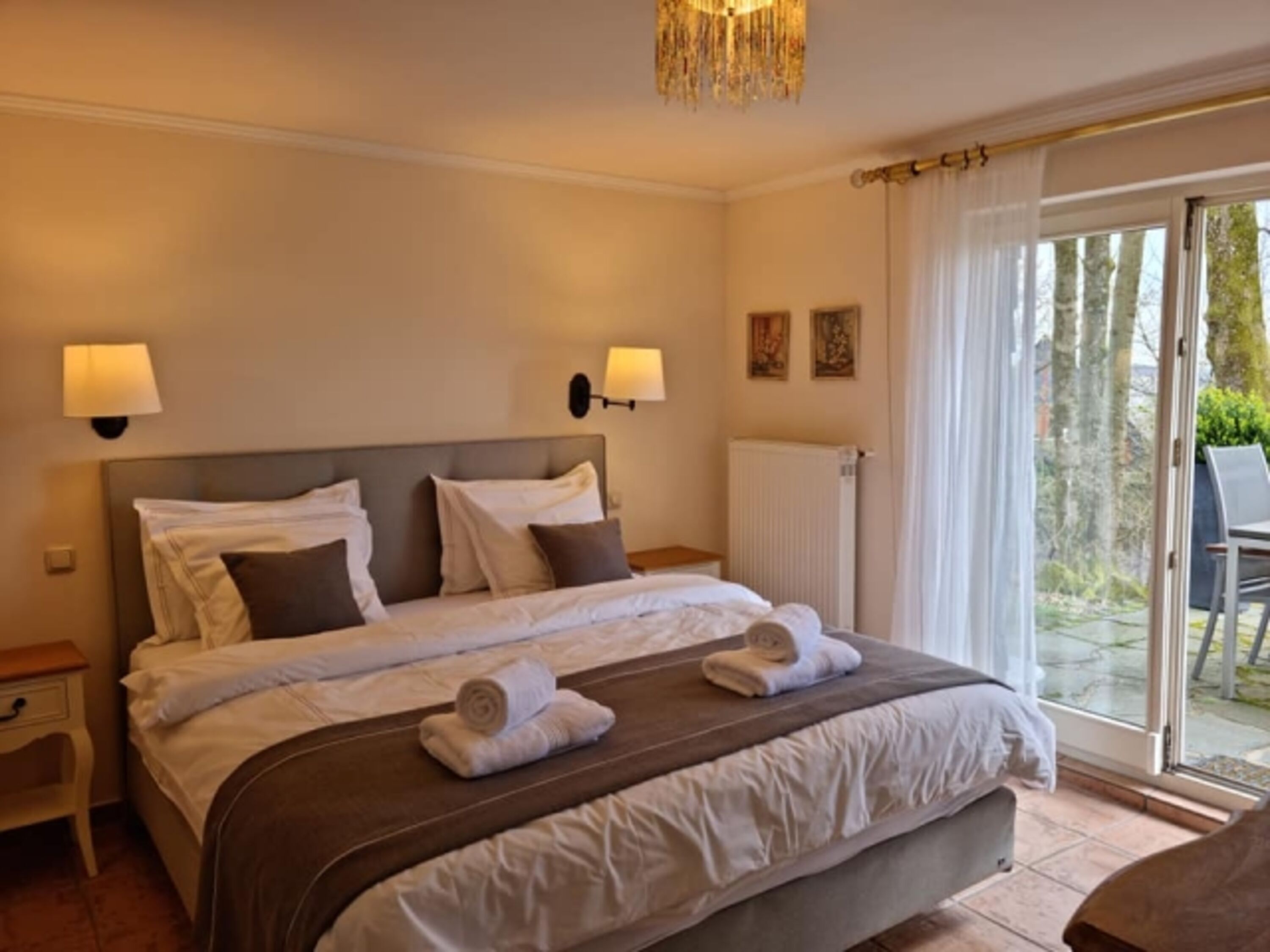Romantisches Schlafzimmer mit Terasse und Bad im Gartengeschoß