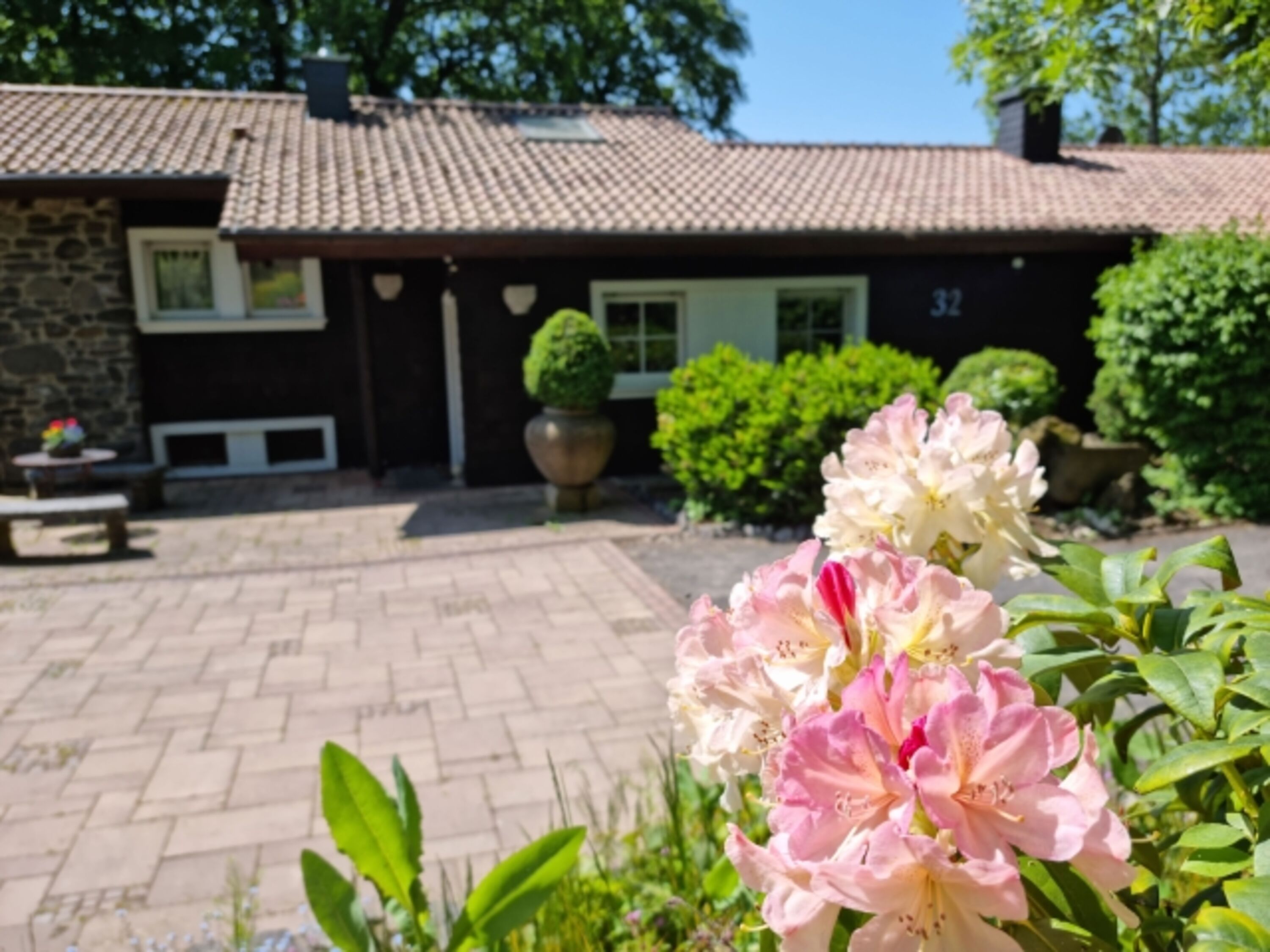 Ferienhaus Vogelsbergblick Haus und Parkplatz