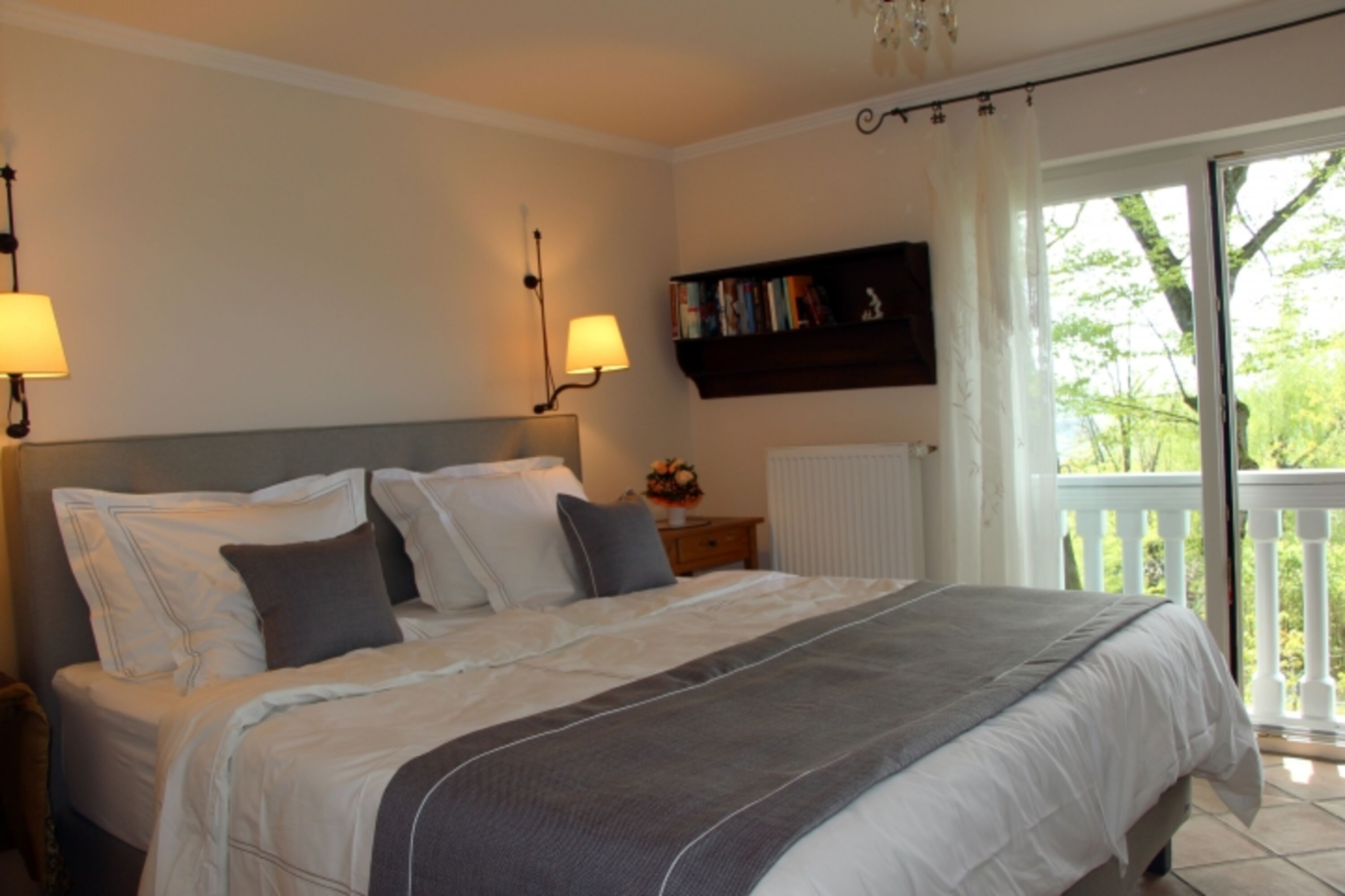 Schlafzimmer mit französischem Fenster im Erdgeschoß