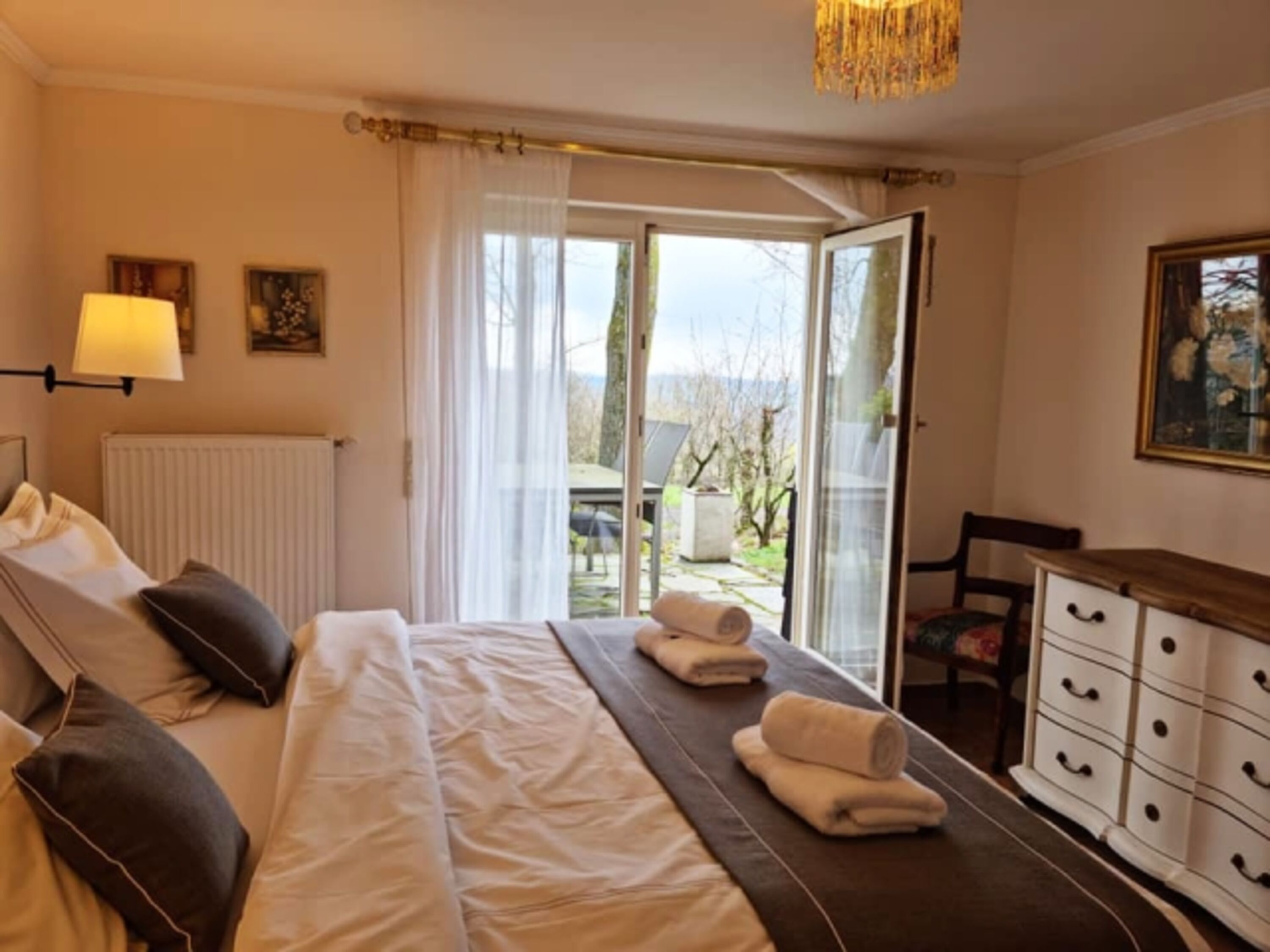 Romantisches Schlafzimmer mit Terasse und Bad im Gartengeschoß