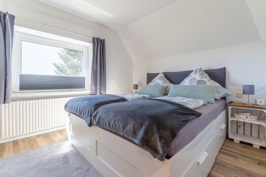 Schlafzimmer mit Doppelbett (1,80 m)