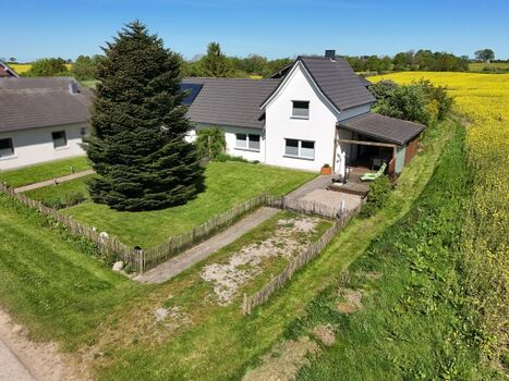Ferienhaus mit Garten und Parkplatz von oben