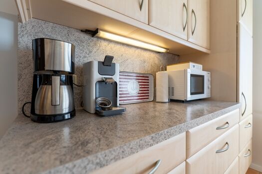 Senseo Padmaschine, Kaffeemaschine und Mikrowelle vorhanden