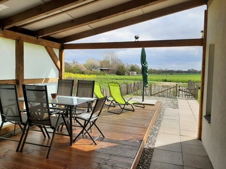 Schattiges Plätzchen unter der teilüberdachten Terrasse