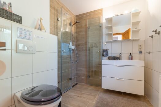 Tageslichtbad mit ebenerdiger Dusche