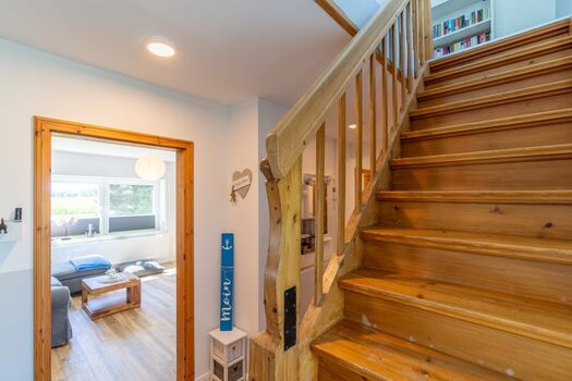 Flur mit Treppe nach oben