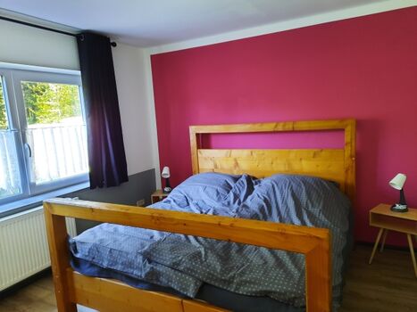 Schlafzimmer mit Doppelbett