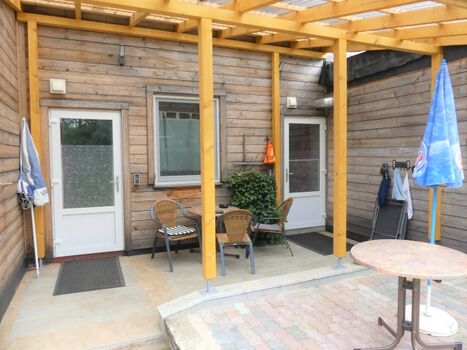 Überdachte Terrasse/Eingänge FeWo`s