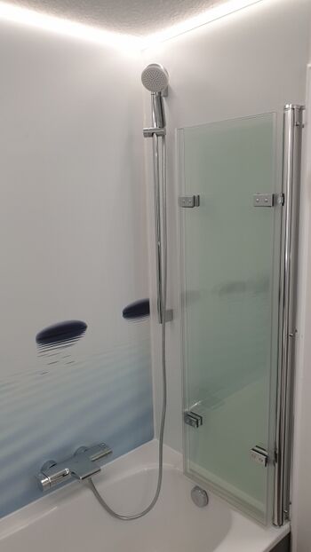 Bad im UG mit Badewanne und Duschmöglichkeit