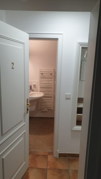 Eingang mit Blick zum WC / Dusche