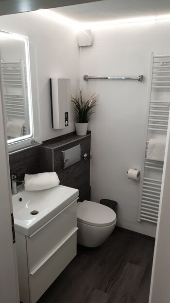 Bad im UG mit Badewanne und Duschmöglichkeit