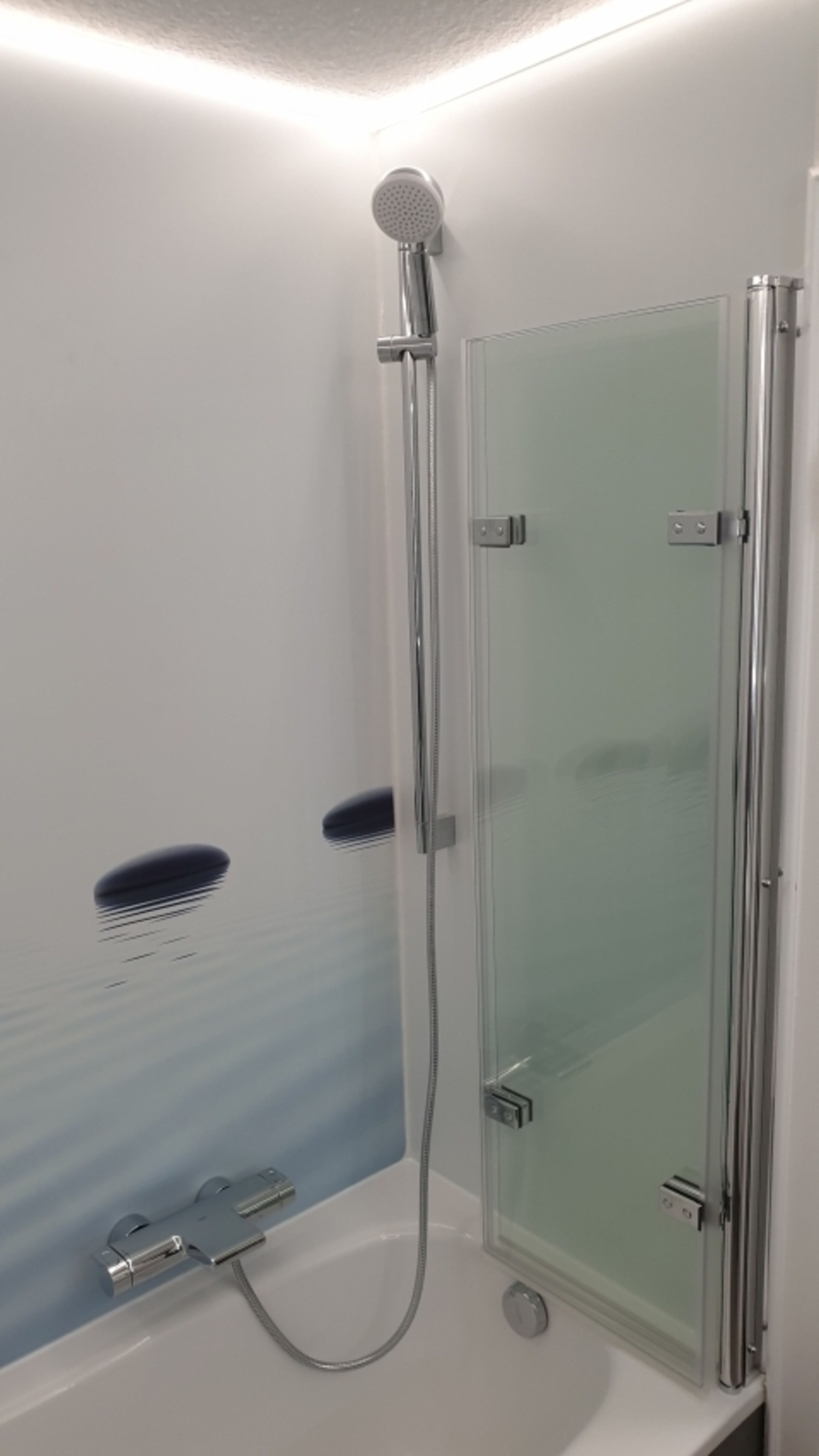Bad im UG mit Badewanne und Duschmöglichkeit