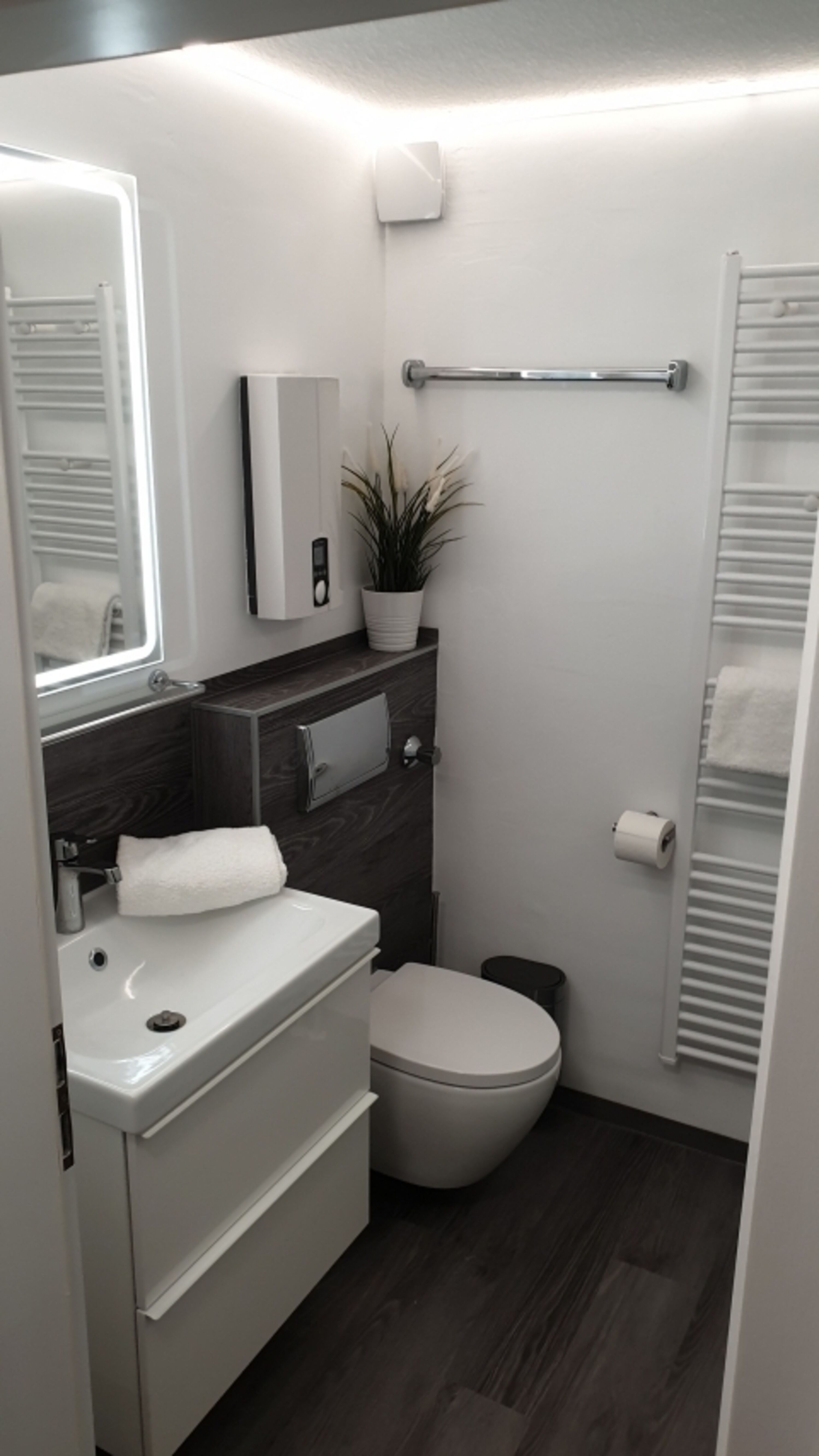 Bad im UG mit Badewanne und Duschmöglichkeit