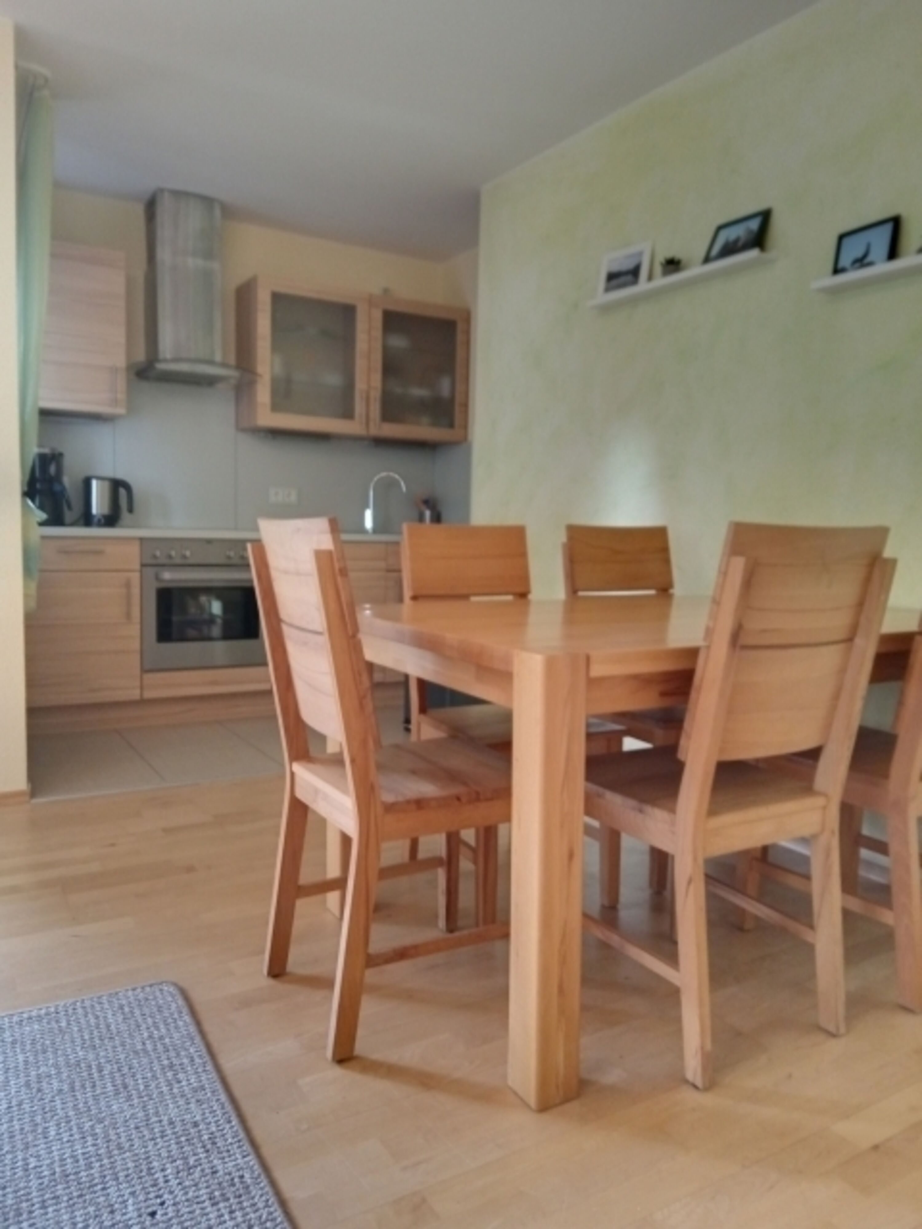 Küchenzeile mit Herd und Kühlschrank