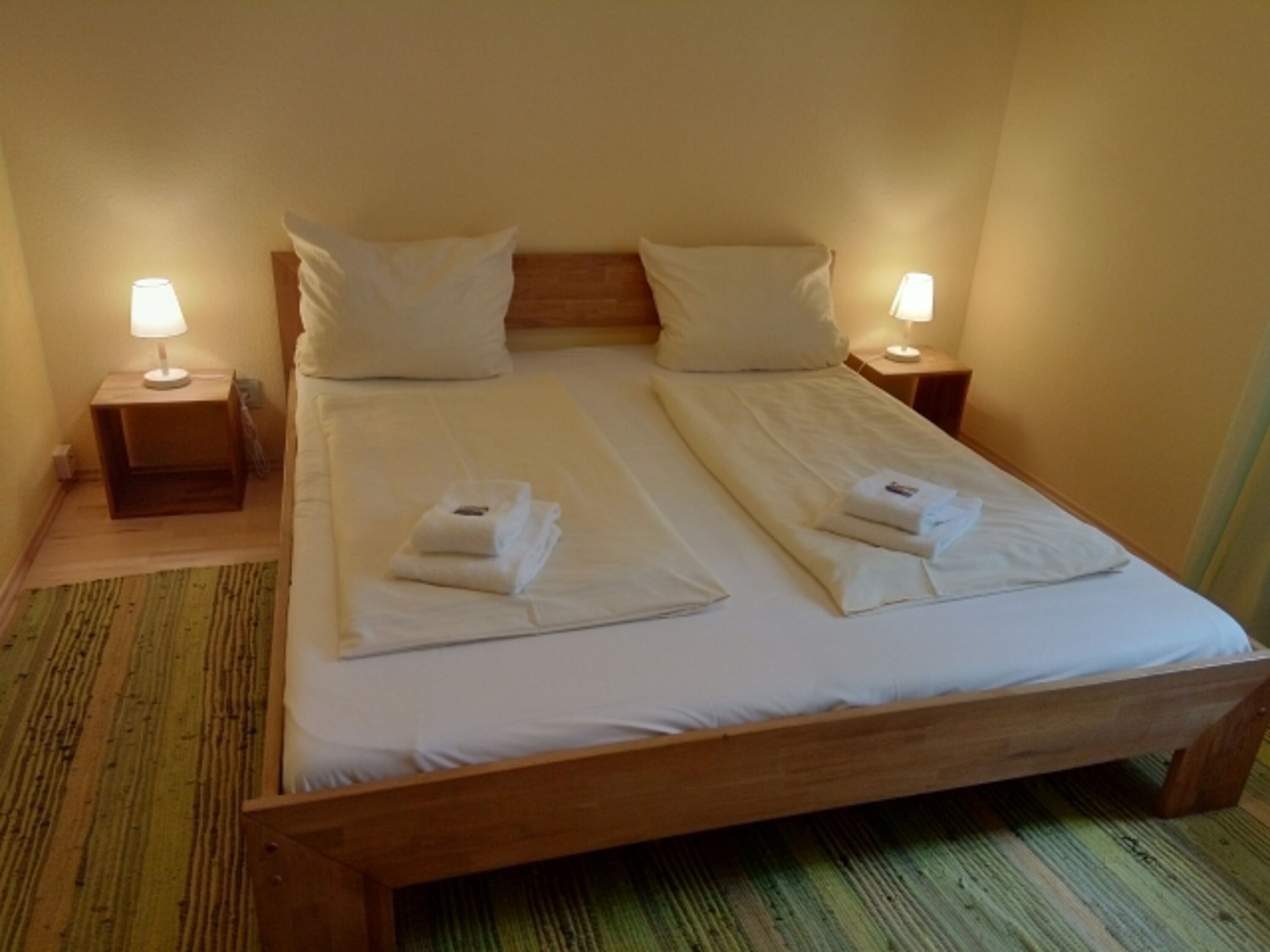 Schlafzimmer mit 180x200 Doppelbett – Hundebett passt daneben