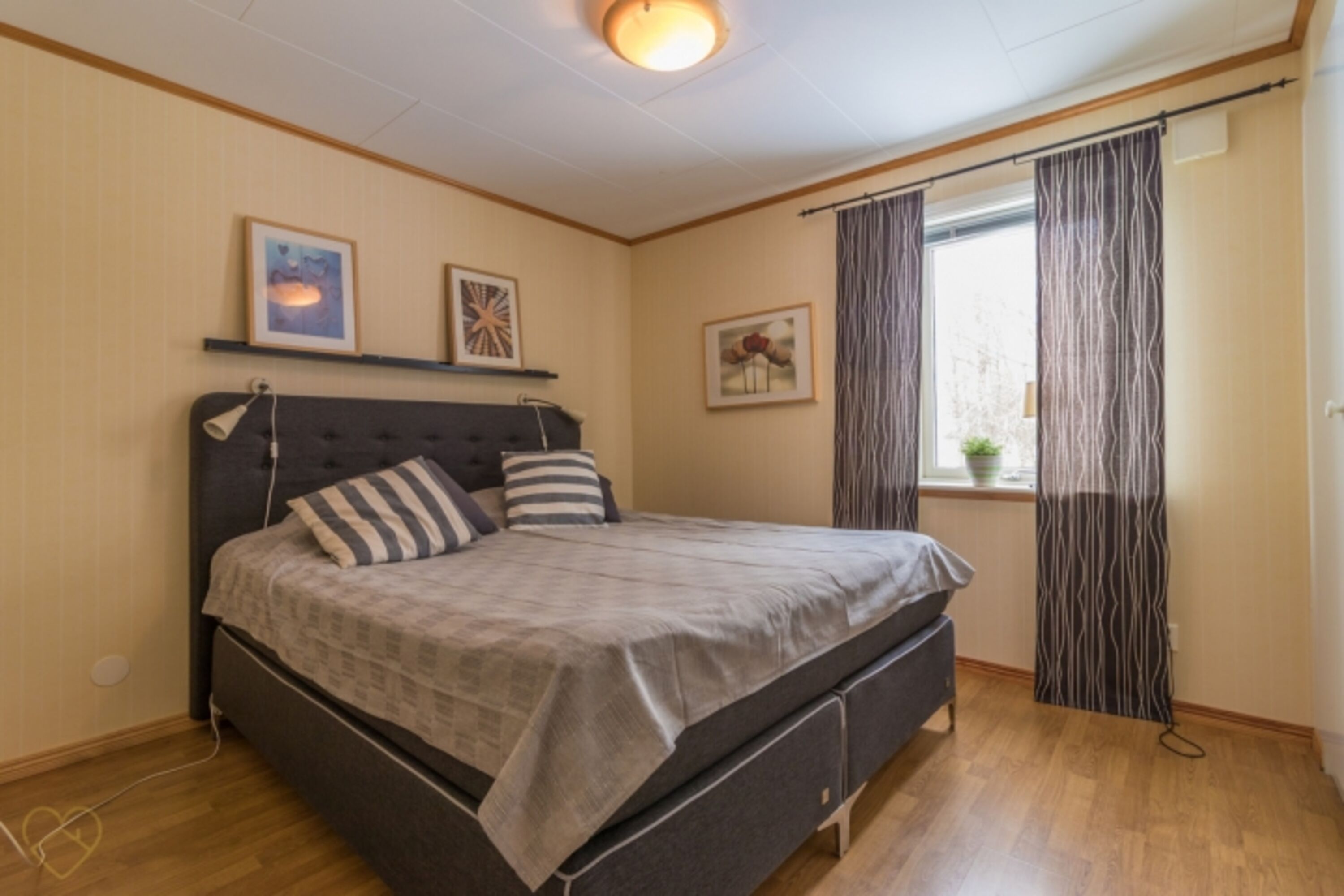 Schlafzimmer mit Doppelbett