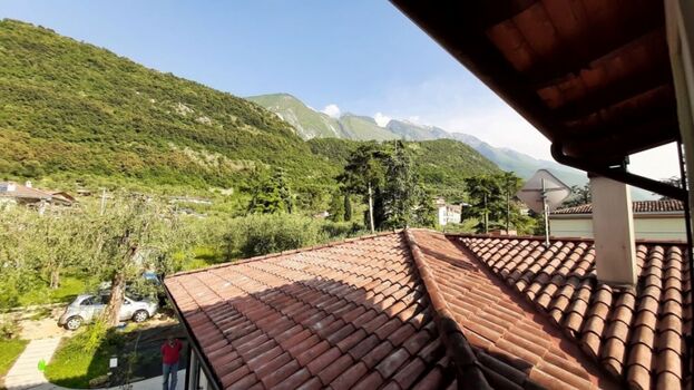 Blick vom Badezimmer auf den Monte Baldo
