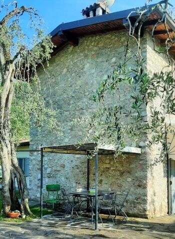 Patio mit Gartenmöbeln und Grill