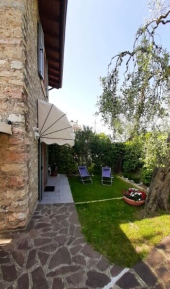 Eingangsbereich mit Gartenliegen