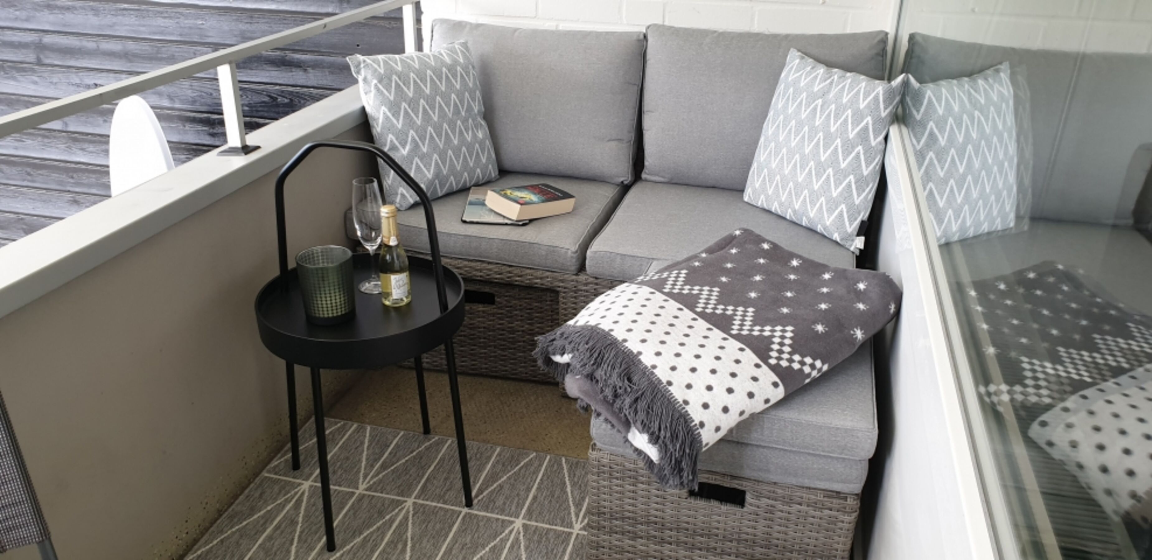 Die kleine Loungeecke auf dem Balkon
