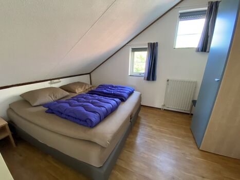 Schlafzimmer mit Doppelbett