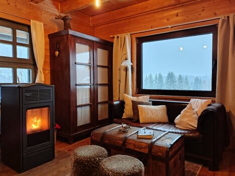 leise rieselt der Schnee und drinne knistert das Feuer