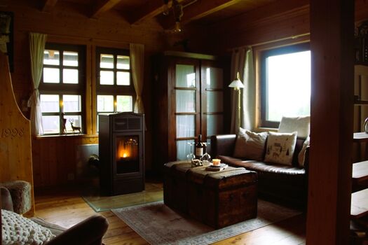 gemütliches Wohnzimmer mit Panoramafenster und Pelletofen