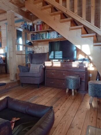 Leseecke mit vielen Büchern zur Auswahl 