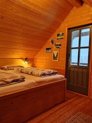 Schlafzimmer mit Doppelbett und eigenem Balkon 