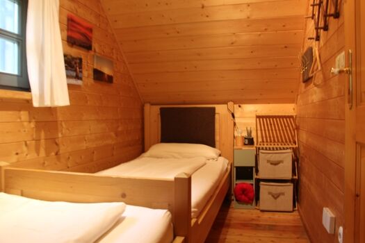 kleines Schlafzimmer mit zwei Einzelbetten