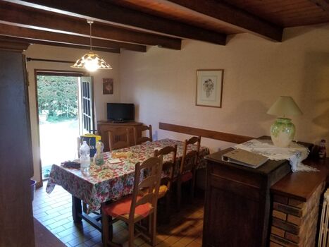 Wohnküche mit TV und Tisch für 6 Personen