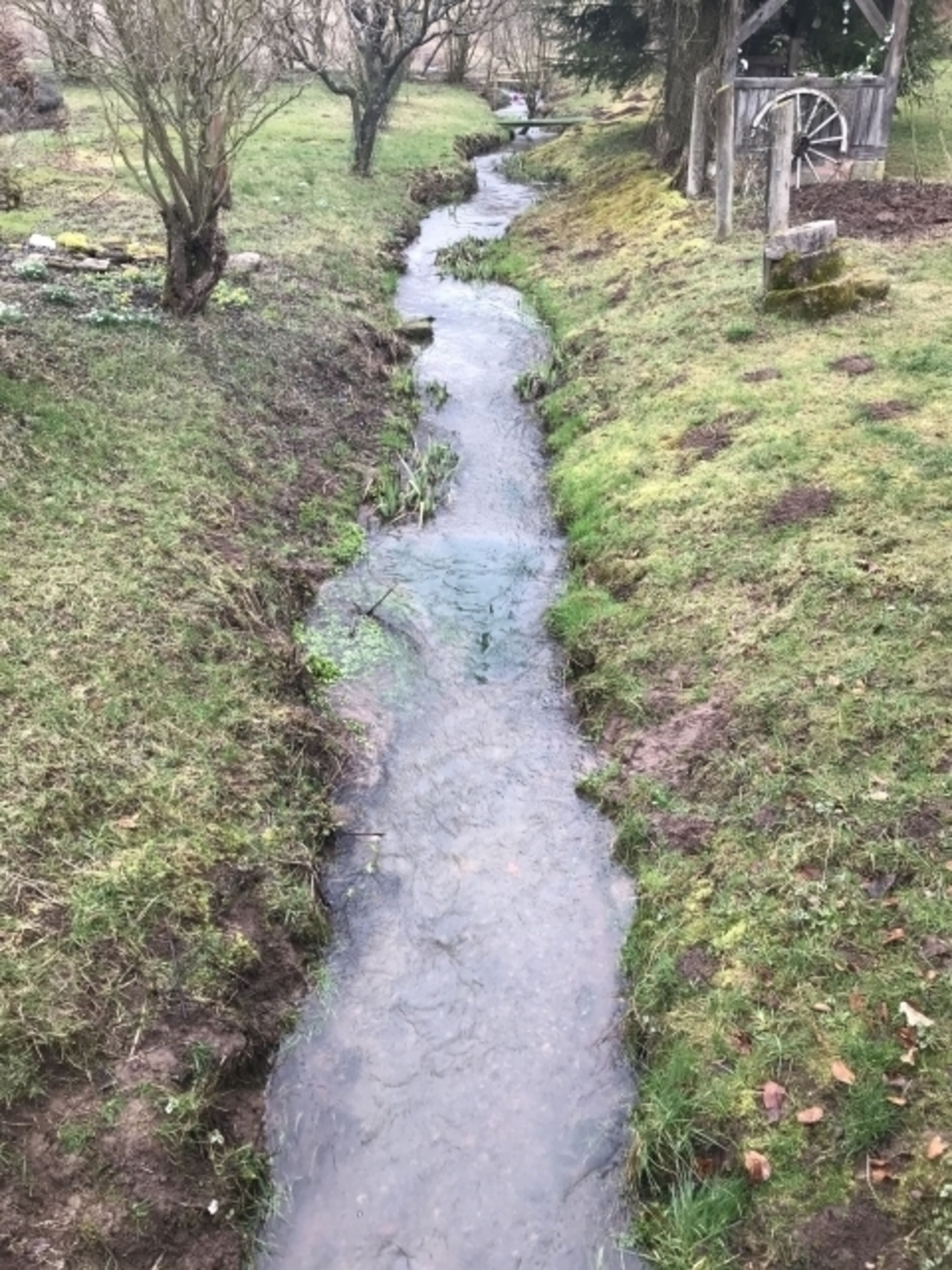 Bachlauf durch das Grundstück