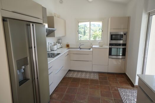 Küche mit Ausgang zur Terrasse