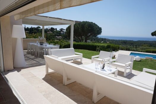 großzügige Terrassenanlage